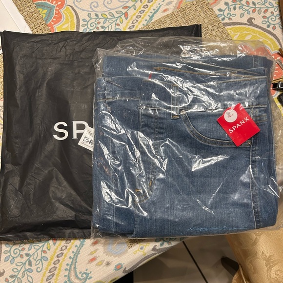 BNWT Spanx wide leg trouser detail jeans! These jeans have a cuffed hem. - Picture 2 of 6